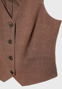 Gilet marron sur mesure avec quatre boutons foncés et une poche passepoilée sur le côté droit, présenté sur un fond clair.