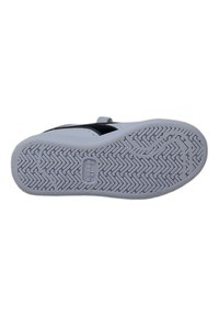 Suola di sneakers bianche con un motivo a spina di pesce testurizzato. Presenta un logo al centro e un accento nero sul lato superiore della scarpa.