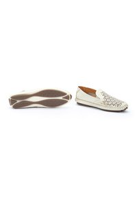 Chaussures en cuir à enfiler de couleur blanc cassé, avec des découpes complexes, une doublure intérieure douce et une semelle en caoutchouc texturée perforée.