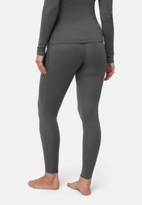 Leggings grigi realizzati in un tessuto morbido ed elastico. Design aderente con una texture liscia e silhouette snella, caratterizzati da cuciture laterali a contrasto.