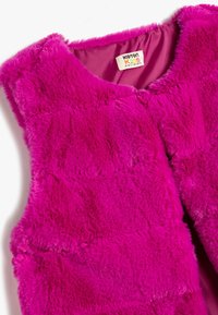 Gilet in pelliccia sintetica di un vivace magenta, caratterizzato da una texture morbida. Il design senza maniche presenta cuciture visibili e una fodera interna liscia.
