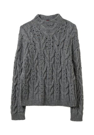 Pull en laine gris tricoté avec des motifs de torsades et de dentelle, des poignets et un ourlet à côtes, et un col montant.