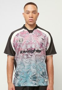 Kurze Ärmel, mehrfarbiges Sporttrikot mit einem grafischen Tiger-Muster. Das Material hat eine glatte Textur, mit schwarzen Akzenten und einem V-Ausschnitt.