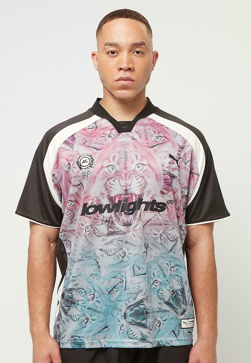 Kurze Ärmel, mehrfarbiges Sporttrikot mit einem grafischen Tiger-Muster. Das Material hat eine glatte Textur, mit schwarzen Akzenten und einem V-Ausschnitt.