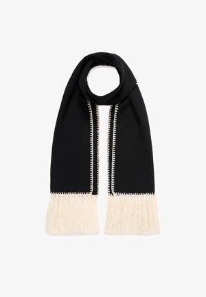 Bufanda negra con extremos de flecos blancos. Presenta costuras blancas en contraste y una textura suave, diseñada en forma larga y estrecha.