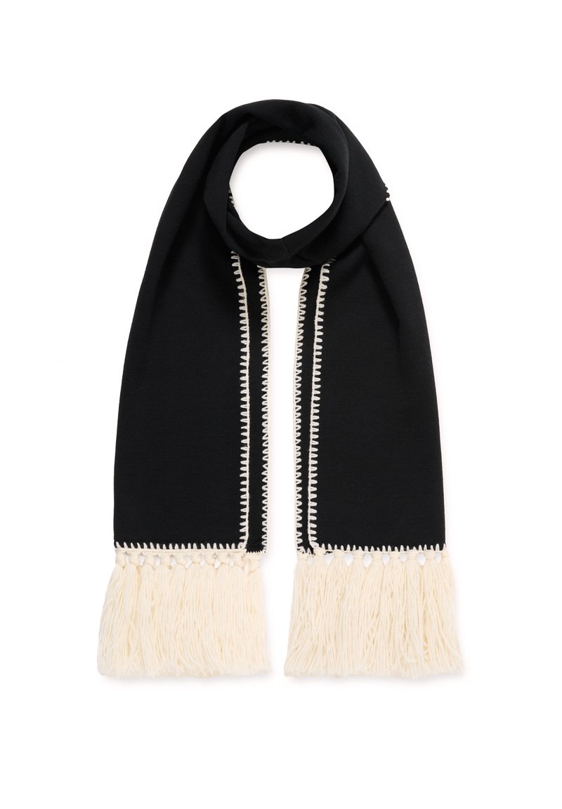 Écharpe noire avec des extrémités à franges blanches. Elle présente des surpiqûres blanches contrastantes et une texture lisse, conçue dans une forme longue et �étroite.