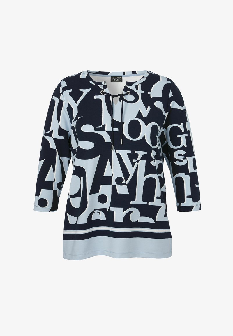 Marineblauw top met lichtblauwe en witte letterafdruk, voorzien van een ronde halslijn, driekwart mouwen en een trekkoorddetail.