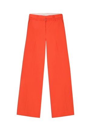 Helle orangefarbene, weit geschnittene Hose mit Gürtelschlaufen und einer kleinen herzförmigen Schnalle am Bund, flach auf weißem Hintergrund präsentiert.