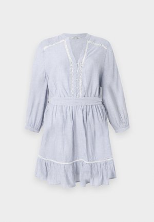 Rochie cu dungi albastre și albe, cu mâneci lungi, decolteu în formă de V, închidere cu nasturi, dantelă la margine și talie legată cu curea. Fustă cu volane evazate.