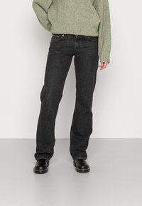 Weekday ARROW LOW - Calças de ganga de perna direita - tar black