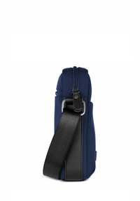 Borsa in tessuto blu navy con chiusura a zip, dotata di una tracolla nera testurizzata e accessori in metallo. Forma rettangolare compatta; dettagli di design minimalisti.