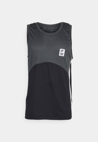 T-shirt de sport sans manches noir et gris foncé avec un col rond, un design en panneaux et un petit logo en patch blanc de Nike sur le devant.