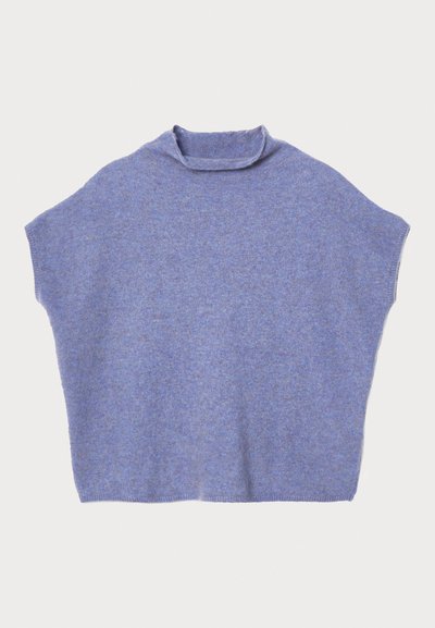 Suéter de punto de color azul claro, de manga corta, con cuello alto y corte relajado. Textura suave, costuras mínimas y sin patrones o herrajes visibles.