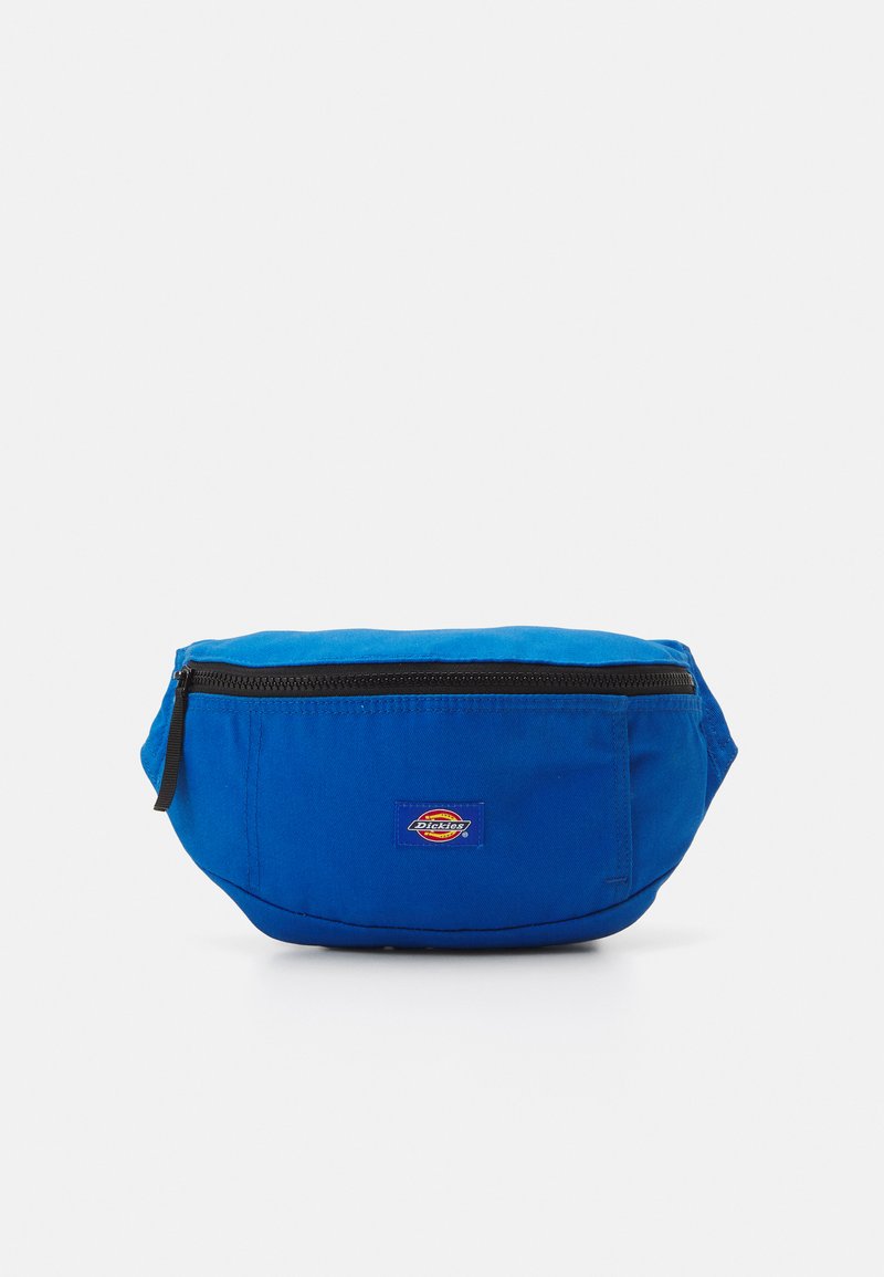 Blått tygmidjepack med en böjd design, dragkedjestängning och framstående logotyp. Har en mjuk yta och hållbar sömnad.