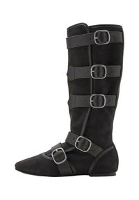 Bota de ante negra hasta la rodilla con punta afilada, que presenta múltiples correas y detalles de hebilla a lo largo del eje y el tobillo. Diseño de suela plana.