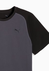 Σκούρο γκρι αθλητική μπλούζα Puma με μαύρα μανίκια ράγκλαν και λογότυπο Puma στο αριστερό μέρος του στήθους.