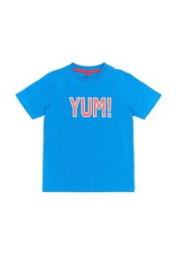 Modrý bavlněný tričko s nápisem "YUM!" tučným červeným a bílým písmem. Krátké rukávy a kulatý výstřih.
