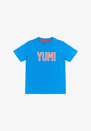 Blaues Baumwoll-T-Shirt mit dem Wort "YUM!" in fetter, roter und weißer Typografie. Kurze Ärmel und ein runder Halsausschnitt.