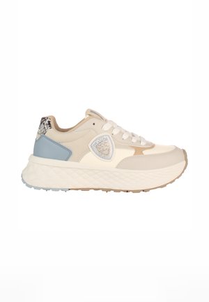 Sneaker beige e azzurro chiaro con suola spessa bianca e testurizzata, chiusura frontale con lacci, dettaglio metallico sul tallone e patch del logo sul lato.