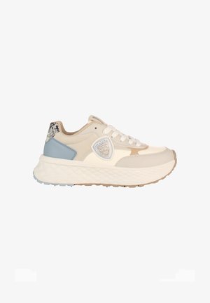 Sneaker beige e azzurro chiaro con suola spessa bianca e testurizzata, chiusura frontale con lacci, dettaglio metallico sul tallone e patch del logo sul lato.