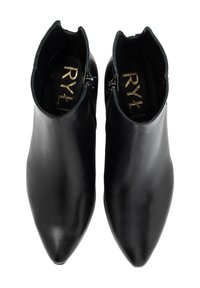 Mustat nahkaiset nilkkurit terävällä kärjellä ja vetoketjukiinnityksellä sivuilla. Silkkinen pinta ja tyylikäs siluetti. Kultainen brändäys sisällä.