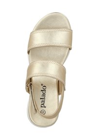 Goldene metallische Sandalen mit zwei breiten Riemen und einem verstellbaren Knöchelriemen, mit glatter Oberfläche und weißer Sohle. Markennamen "Palado" sichtbar.