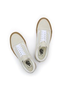 Hvite lerretssneakers med lavt design, hvite lisses og gummi såler. Har en sidestipe og en merkeinnsats.