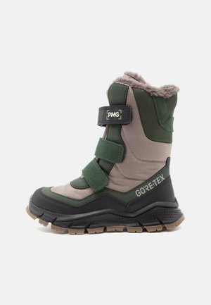 Grüne und beige Winterstiefel mit einer strukturierten Oberseite, zwei verstellbaren Klettverschlüssen, einem Kragen aus Kunstfell und einer Gummisohle. Wasserdichtes GORE-TEX-Material.