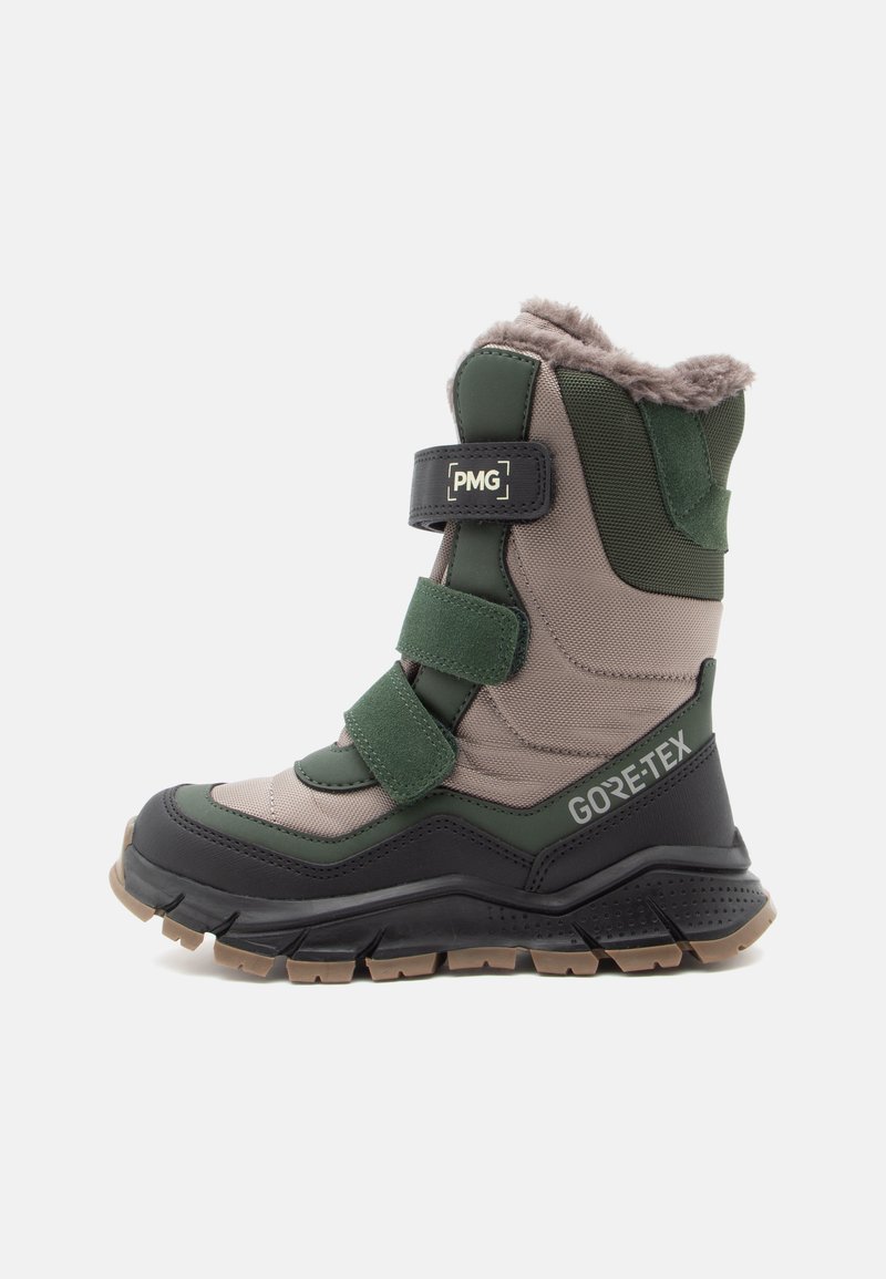 Cizme de iarnă verzi și bej cu un superior texturat, două fâșii reglabile cu velcro, guler din blană sintetică și talpă din cauciuc. Material impermeabil GORE-TEX.