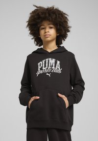 Fekete kapucnis pulóver puha anyagból, elülső kenguruzsebekkel, állítható zsinóros kapucnival és "PUMA sportklub" grafikával a mellrészen.