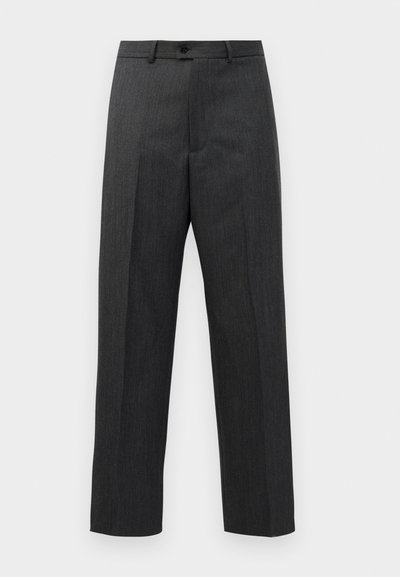Pantalon formel gris foncé avec plis à l'avant, passants de ceinture et fermeture par bouton à la taille, présenté sur un fond blanc uni.