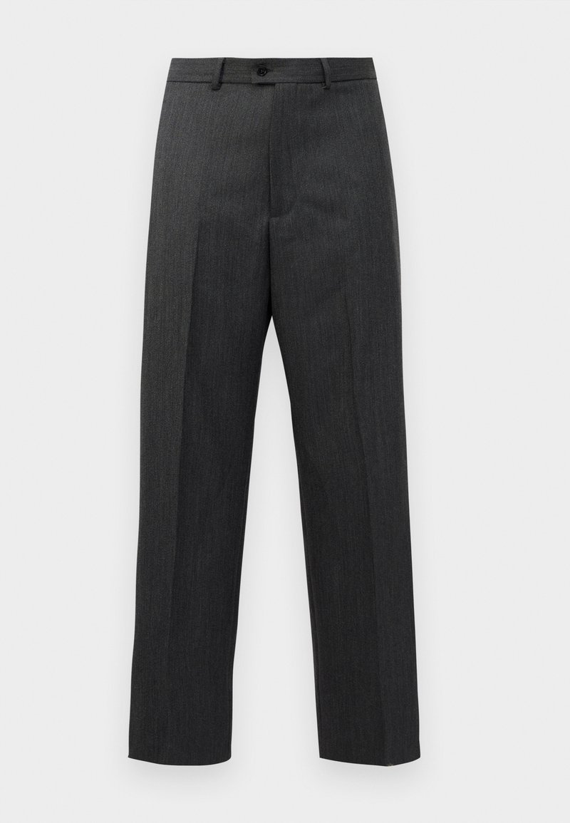 Pantalon formel gris foncé avec plis à l'avant, passants de ceinture et fermeture par bouton à la taille, présenté sur un fond blanc uni.