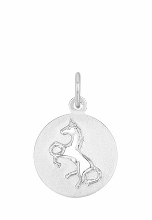 Rund silversmycke med ett upphöjt mönster av en rearing häst, fäst vid en liten ögla för en kedja eller armband.