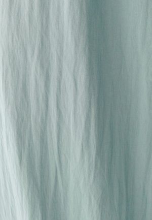 Lichtblauwe textuurstof met zachte, subtiele plooien. Het materiaal lijkt lichtgewicht en glad, ideaal voor kledingstukken of voeringen.