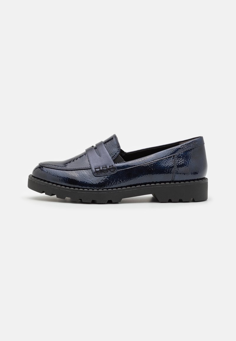 Mocassin en cuir bleu foncé brillant avec une semelle noire basse crantée et une lanière décorative sur le dessus, présenté en profil latéral.