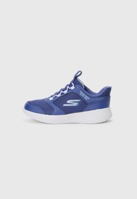 Baskets de sport bleues avec une tige en mesh et une semelle blanche. Présentent un logo réfléchissant, des lacets contrastés et une languette au talon.