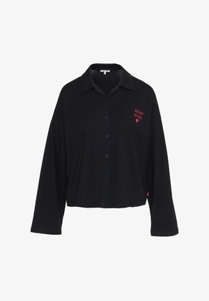 Zwart shirt met korte mouwen van zacht materiaal, met een klassieke kraag en knopen aan de voorkant. Opvallend rood geborduurd logo op de borst.