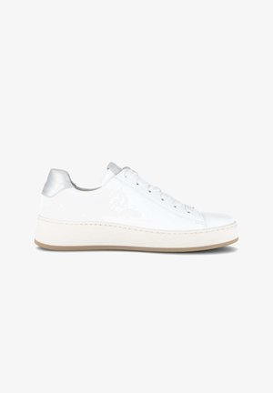 Witte leren sneaker met witte veters, beige plateauzool en metalen zilveren hielstuk, zijaanzicht op witte achtergrond.