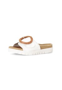 Witte slipper met een ronde neus, textuurbruin voetbed en decoratieve oranje kralenringaccent. Lichtgewicht platformzool.