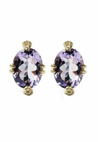 Pendientes en tono dorado que presentan piedras preciosas ovaladas de color púrpura con superficies facetadas, adornados con pequeñas piedras redondas en la parte superior e inferior.