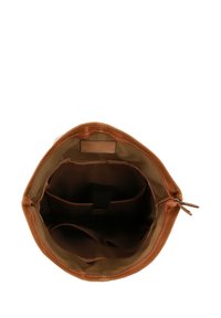 Brun läderväska med en beige inredning, med två fack och sömnadsdetaljer. Öppen toppdesign, utan synlig hårdvara.