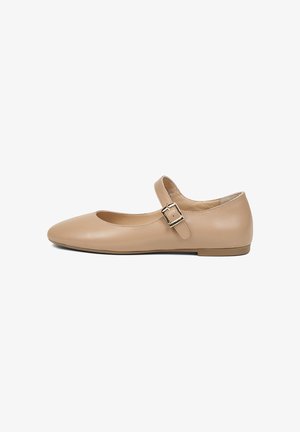 Beige leren Mary Jane platte schoen met afgeronde neus en verstelbare band met een gouden gesp, zijaanzicht.