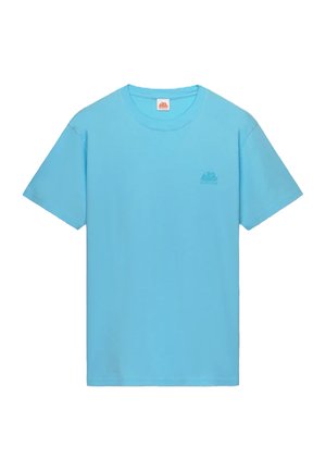 T-shirt azzurro chiaro a maniche corte con scollo rotondo, con un piccolo e discreto logo sulla parte sinistra del petto e un'etichetta all’interno della scollatura.