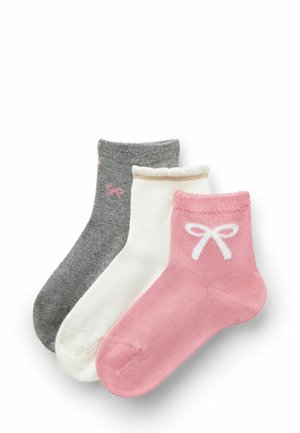 Tre paia di calzini corti: uno grigio con un fiocco rosa, uno bianco con un bordo dorato e uno rosa chiaro con un fiocco bianco. Materiale in maglia morbida.