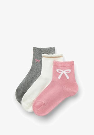 Trzy pary krótkich skarpetek: jedna szara z różową kokardą, jedna biała ze złotą lamówką i jedna jasnoróżowa z białą kokardą. Wykonane z miękkiego dzianiny.