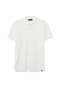 Camisa polo blanca de algodón, con un cuello clásico, tapeta de tres botones, mangas cortas y una pequeña etiqueta con el logotipo en el dobladillo.