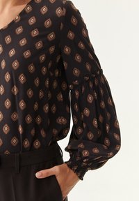 TATUUM Pusero - brown