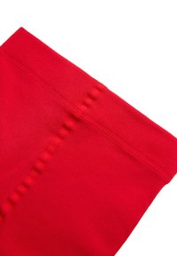 Leggings rojos con una textura suave y una cinturilla elástica. Presentan detalles de costura vertical y un diseño ajustado.