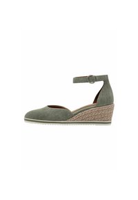 Zapatos de cuña de tela verde con punta redondeada, correa al tobillo con una hebilla de plata y detalles de yute trenzado en el tacón.