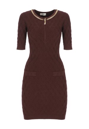 Abito aderente in maglia marrone scuro con motivo geometrico, maniche corte, dettaglio a catena dorata al colletto, zip frontale e due patte sulle tasche anteriori.